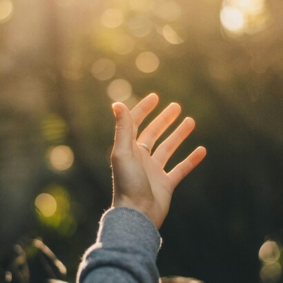 Forse il bene si diffonde proprio così: da un piccolo gesto, da una parola non pronunciata per ferire, da un grazie detto al momento giusto