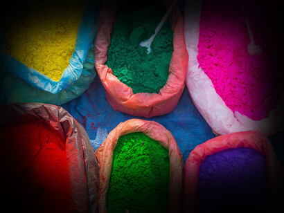 Polvere di colori. Le radici storiche della cromoterapia e come antiche civiltà usavano i colori per scopi curativi e riequilibrativi