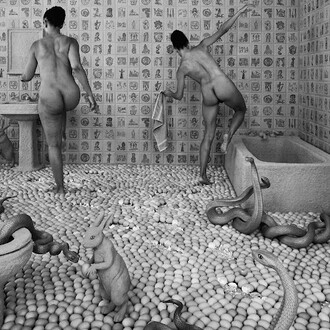 Sandy Skoglund, Fragile steps (Walking on eggshells) (detail), 1997. Courtesy of De Young Museum