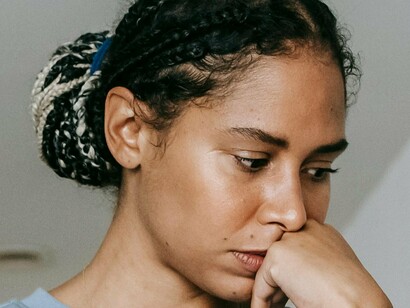 A exposição contínua a padrões de beleza idealizados pode levar a problemas de saúde mental, como depressão e ansiedade