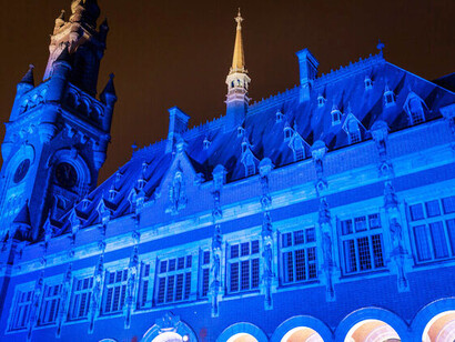 El Palacio de la Paz de La Haya se tiñó de azul con motivo del 70.º aniversario de las Naciones Unidas, Países Bajos