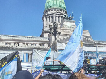 Seguidores de Milei a las afueras del Congreso de la Nación esperando su asunción el 10 de diciembre de 2023, Buenos Aires, Argentina. La desmemoria es el fundamento histórico del cambio cultural que quiere imponer Milei