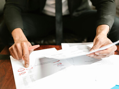Signature de documents administratifs : un geste quotidien au cœur de la machine bureaucratique