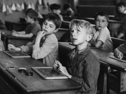 L'informazione scolastica a Parigi, 1956 © Atelier Robert Doisneau 
