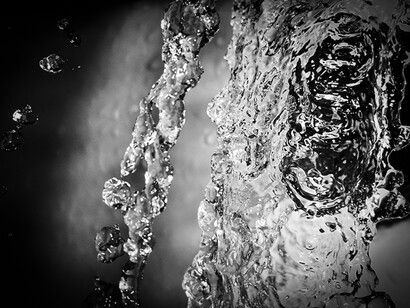 L'eau. Avec les cristaux, dont le quartz, qui sont utilisés depuis la nuit des temps en magie et en ésotérisme, deux mondes s’affrontent, le monde des traditions et le monde scientifique 