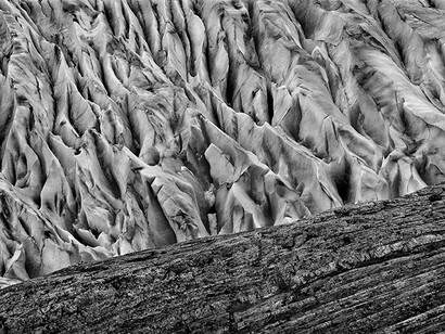 Sebastião Salgado, Un ghiacciaio che si stacca, accanto gli effetti della progressiva erosione. Ghiacciaio grey, campo de hielo, Parco Nazionale Torres del Paine, Patagonia, Cile, 2007. Mit freundlicher genehmigung des Mart