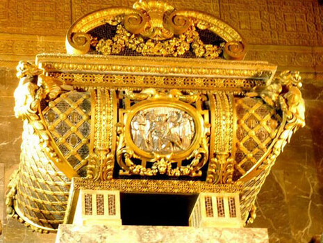 Alzaos de contento         
a contemplar la belleza de mi amada                  
que se esparce en el viento  
frágil, sutil y alada,  
para ser de vosotros contemplada.  
