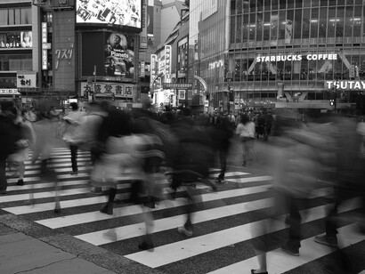 Folla in movimento. Riflessioni sulla ricerca dell'identità personale e il ruolo della rappresentazione nella società contemporanea