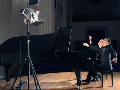 Carles and Sofia playing piano