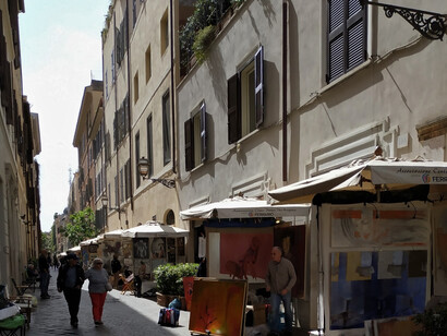 Via Margutta con gli stand della Mostra dell'Associazione Cento Pittori 