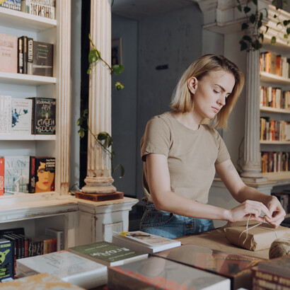Design embrulha um livro raro em papel especial por conter narrativas 