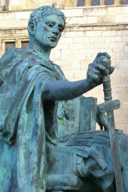 Statua di Costantino all'esterno della cattedrale di York. Qui Costantino fu acclamato imperatore nel 306