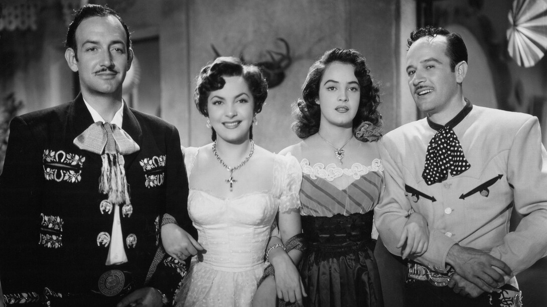 Los actores y cantantes Jorge Negrete y Pedro Infante con Carmelita González y Yolanda Varela en la película «Dos tipos de cuidado» (1953)