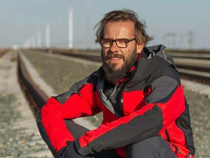 Viaggiare fuori rotta per Andrea Segre  significa intraprendere un viaggio che porta lì dove c’è poco di esotico, dove spesso c’è molto di contraddittorio e importante per capire quello che finora non si è capito