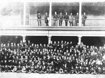 Alumnos celebrando el centenario del Instituto Nacional General José Miguel Carrera