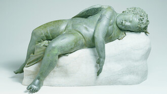 Eros dormiente. III-II secolo a.C., bronzo, cm 41,9 x 85,2 x 35,6, cm 45,7, con base. New York, The Metropolitan Museum of Art, Rogers Fund 1943. Ph. Fernando Guerrini (Archivio Fotografico della Soprintendenza Archeologia della Toscana)
