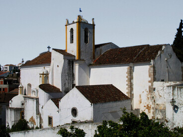 Volver a ir lento, a vivir como se vivía antes. Con tiempo para parar, observar, degustar. Igreja de Santiago, Tavira centro, Algarve, Portugal