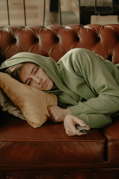 Criar esse espaço permite que o sujeito entre em contato com o que está sendo evitado. Nem sempre será agradável. Às vezes surge inquietação, às vezes angústia, às vezes um sentimento difícil de nomear. Mas também é nesse espaço que algo começa a ganhar forma,  ainda que lentamente