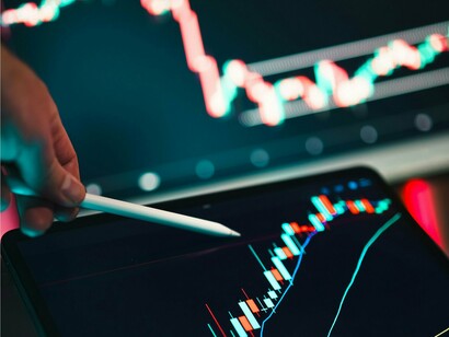 Longe de ser um mero mecanismo de obtenção de bens, o leasing revela-se, sobretudo, como um instrumento de engenharia financeira de curto e médio prazo, capaz de modular o ciclo de conversão de caixa, mitigar assimetrias informacionais no crédito e, crucialmente, transformar activos produtivos em alavancas de liquidez e não em fontes de pressão sobre o passivo circulante