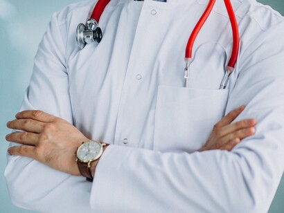 Ogni porta che si apre potrebbe portare sollievo o timore, lasciando sospesi tra la paura del peggio e la speranza del meglio