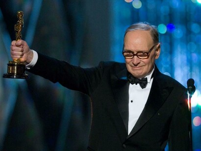 Ennio Morricone recoge su Oscar a la mejor banda sonora original