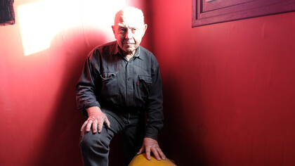 Louis Durot. "Ce qui a fait de moi un artiste ou plutôt, la prise de conscience que je pouvais en être un, sans le savoir, ce sont les conditions de vie de la cachette de guerre où j’ai vécu enfant chez une gardienne de chèvres" © Photo Philippe Bonan