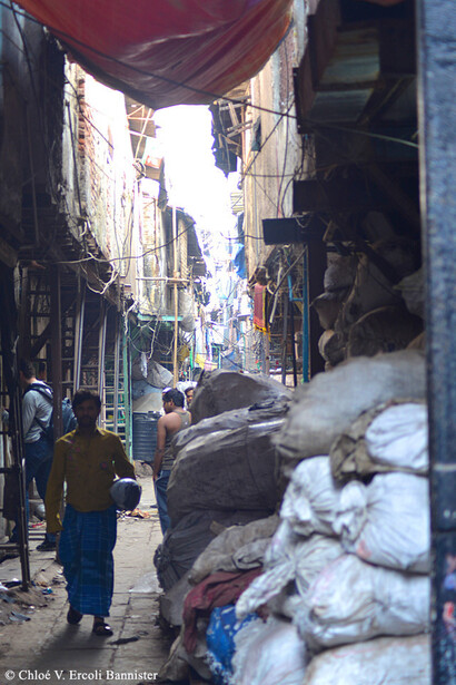 Sacchi di immondizia negli slum