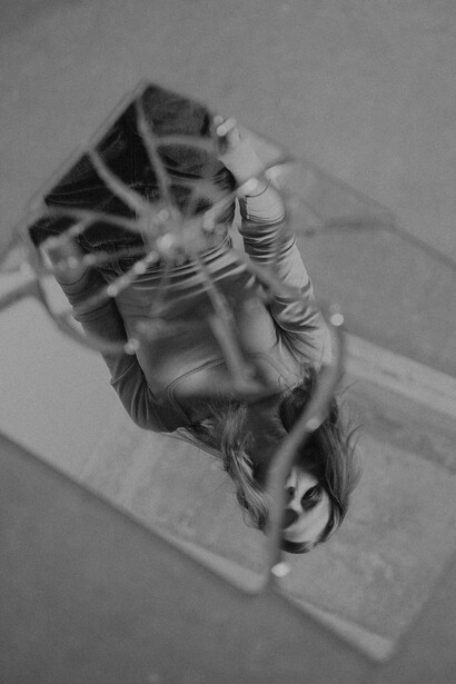 Reflejo sobre un espejo roto. He sido muchas personas y quizás también vivido muchas vidas