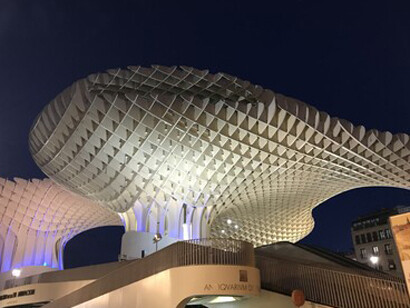 Se están promoviendo diseños arquitectónicos sostenibles que incluyen techos verdes, fachadas ventiladas y materiales de construcción que reflejan en lugar de absorber el calor, Sevilla, España