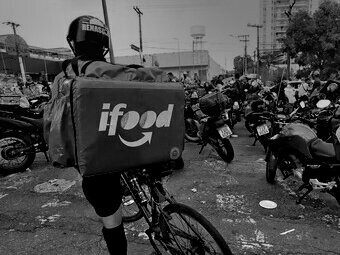 Enquanto consumidores, também somos colocados em uma posição de impotência, já que a produção é tão fragmentada que parece impossível compreender todo o valor associado a um bem ou serviço. Por exemplo, não concebemos o custo de formação de um profissional ou dos materiais que ele utiliza. O custo oculto de fazer as unhas

 
