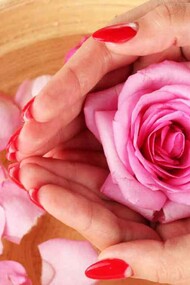 Manos en agua de rosas