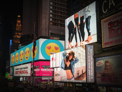 Vallas publicitarias en el centro de Nueva York, estados Unidos. La manipulación y el engaño del llamado rating, no es otra cosa que cifras muy frágiles, muy superficiales