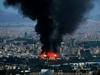 Les attaques criminelles contre le bâtiment en verre de l'IRIB lundi soir (16 juin 2025) alors qu'il diffusait des informations en direct