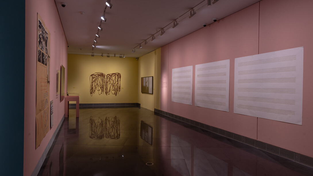 Dear viewer, what are you looking at? Exhibition view. Courtesy of Museo Universidad de Navarra