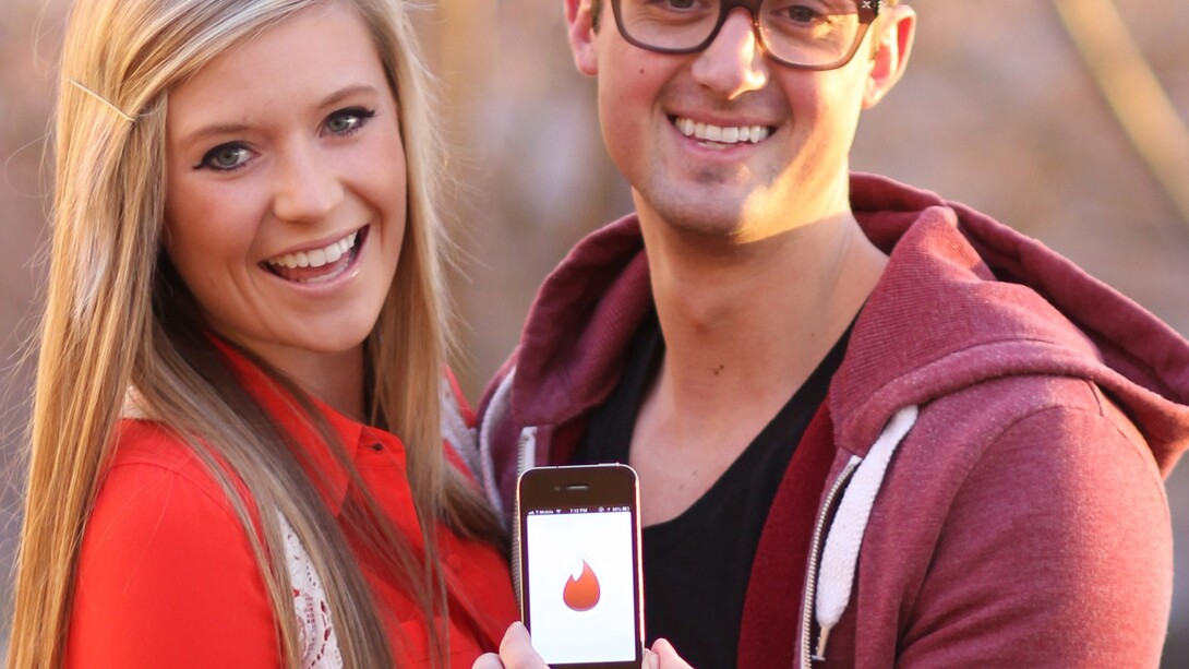 Una pareja que se ha conocido a través de Tinder