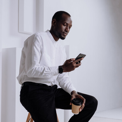 Usuário de iPhone lê notícia sobre disputa de nome entre as marcas Apple e Gradiante do Brasil