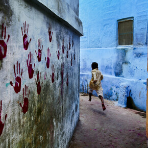 Boy in Mid-Flight, Jodhpur, India, 2007 © Steve Mccurry. Image courtesy of Huxley-Parlour Gallery