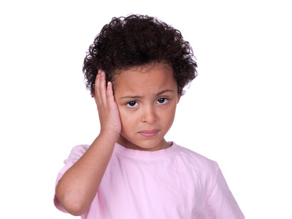 Los niños muy pequeños que no pueden describir sus síntomas pueden sostenerse la cabeza y llorar