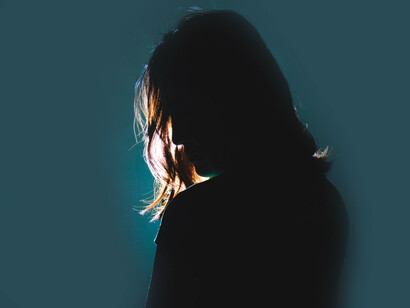 Mujer deprimida: la adolescencia es un periodo crítico en relación con la salud mental