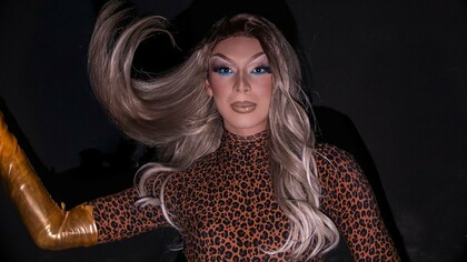 Luan Steenbock, estudante de Publicidade e Propaganda, ator de teatro e TV, apresentador, Drag Queen, Gerente de Projetos e artista múltiplo em formação, percebe nuances curiosas em uma era em que a informação circula de forma desenfreada e a avaliação da arte se mostra pouco criteriosa. Temas como comparação, autoexigência, inseguranças e perfeição são abordados nesta entrevista intensa, profunda e carregada de significados