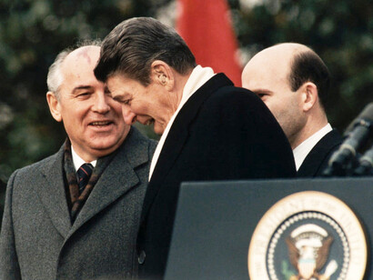Mijaíl Gorbachov y Ronald Reagan durante la visita del primero a los EE. UU.