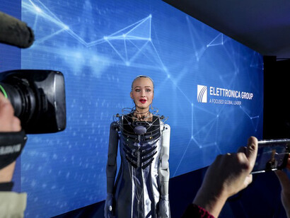 Sophia, l'androide robotico femmina mentre viene presentato alla stampa