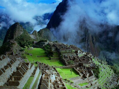 Machu Picchu, no Peru. Assim como tantos outros belos pontos turísticos pelo mundo, esse também tem sofrido com a ação humana, como se não bastasse a visita indesejada dos saqueadores europeus, agora a praga da vez é o turismo de massa. Mas isso não quer dizer que não se deve visitar mais o santuário, vá… Mas não deixe nem pegue nada, não deixe rastros, não tire nada do lugar, o que é seu é seu e o que é da montanha é só da montanha