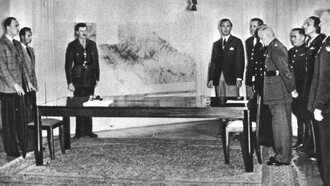 Incontro delle delegazioni tedesche e alleate alla Reggia di Caserta per firmare la resa, il 29 aprile 1945