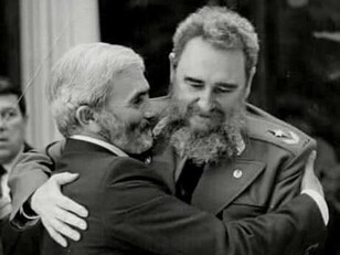 Raúl Sendic ao lado de Fidel Castro, imagem que remete à influência exercida pela Revolução Cubana sobre setores da esquerda latino-americana. No Uruguai, o triunfo de 1959 da Revolução Cubana contribuiu para estimular novas perspectivas de organização e luta política, contexto no qual Sendic aprofundou sua atuação junto às esquerdas