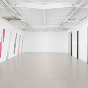 Daniel Buren, Du cercle aux carrés, hauts-reliefs situés et in situ, exhibition view. Courtesy of Mennour Gallery