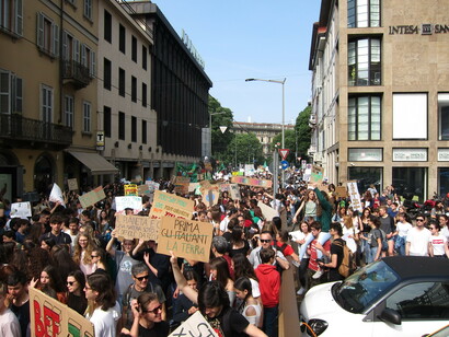 Un grupo de estudiantes marchando por las calles, con un cartel al frente que dice "Prima la terra". Las huelgas escolares por el clima tuvieron lugar en el evento "Viernes por el Futuro" en Milán, Italia, el 24 de mayo de 2019. 