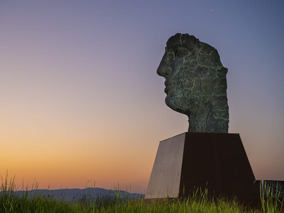 Igor Mitoraj, Tindaro screpolato, exhibition view. Courtesy of Contini Art Gallery