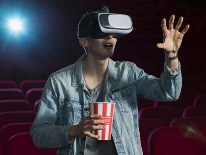 Jovem assiste a filme com tecnologia de realidade virtual. Historicamente, a animação é considerada um gênero predominantemente voltado para o público infantil.  Contudo, o aumento da popularidade de filmes de animação entre público de todas as faixas etárias indica uma alteração nessa visão. Cineastas e líderes do setor têm defendido a inclusão das animações nas premiações de melhor filme, alegando que elas proporcionam histórias complexas e envolventes