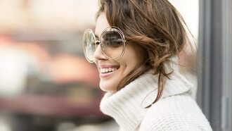 Look con gafas XXL para la temporada de otoño